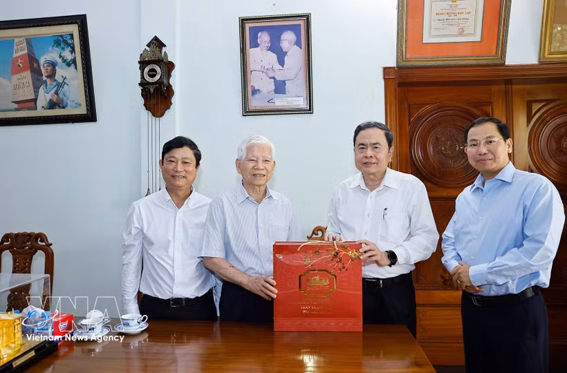 Le président de l’Assemblée nationale, Tran Thanh Man rend visite à l’ancien président Nguyen Minh Triet. Photo: VNA