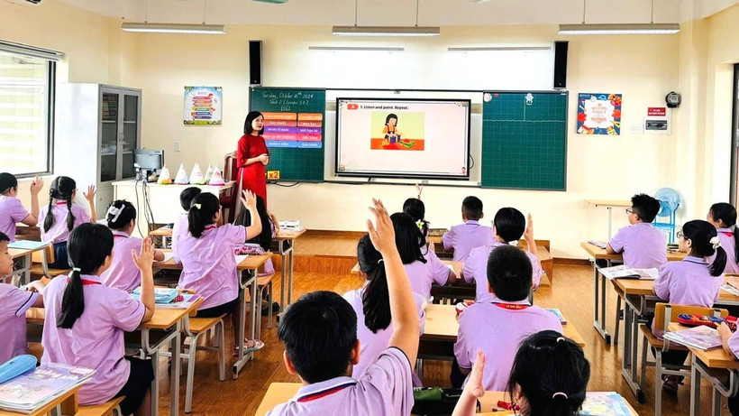 Cours d'anglais à l'école primaire Le Quy Don (quartier Phuc Loi). Photo : Le Nguyen