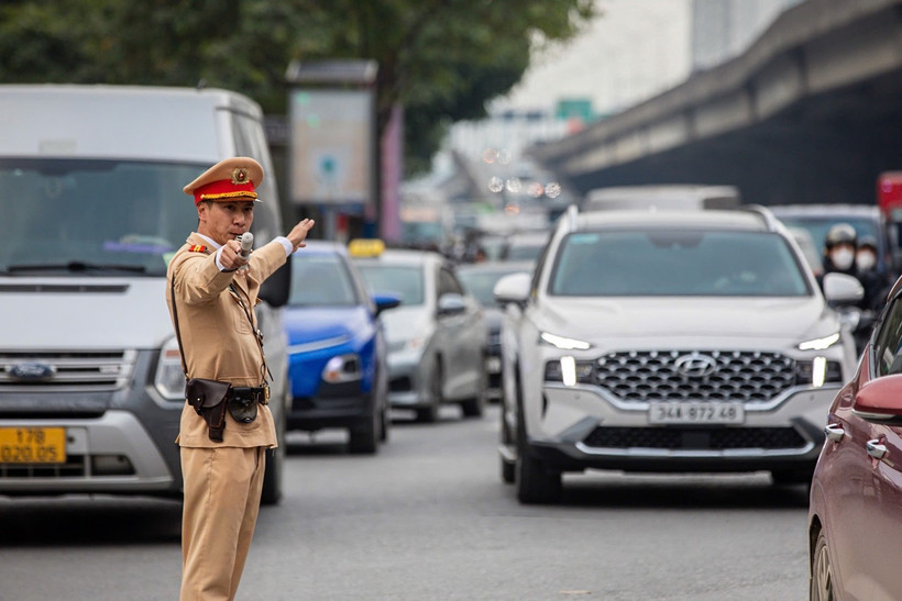 La Police de Hanoï a mis en œuvre un plan global afin d’assurer l’ordre public, la sécurité et une circulation fluide, en renforçant la coordination, le contrôle et le traitement strict des infractions. Photo: VNA