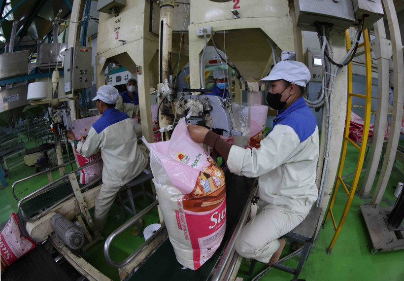 Conditionnement de produits à base de riz à l'usine du groupe Loc Troi (province d'An Giang). Photo : VNA