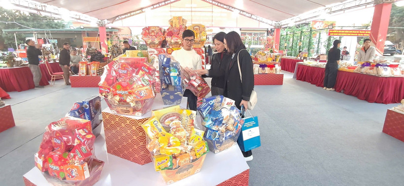 Les visiteurs à l'exposition. Photo: VNA