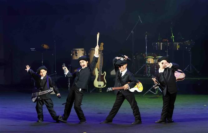 La troupe cubaine de théâtre d'enfants « La Colmenita » a présenté « Cendrillon… selon les Beatles » mardi soir, 26 août, au théâtre Hô Guom. Photo: VNA