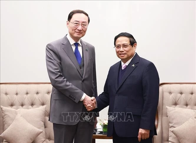 Le Premier ministre Pham Minh Chinh (droite) et le vice-ministre chinois des Affaires étrangères Sun Weidong. Photo: VNA