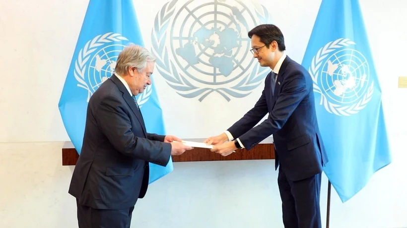 L’ambassadeur Do Hung Viet présente ses lettres de créance au Secrétaire général des Nations Unies, Antonio Guterres. Photo: VNA