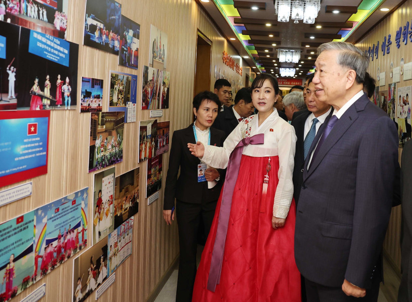 Le secrétaire général Tô Lâm rend visite à l'École maternelle Kyongsang. Photo: VNA