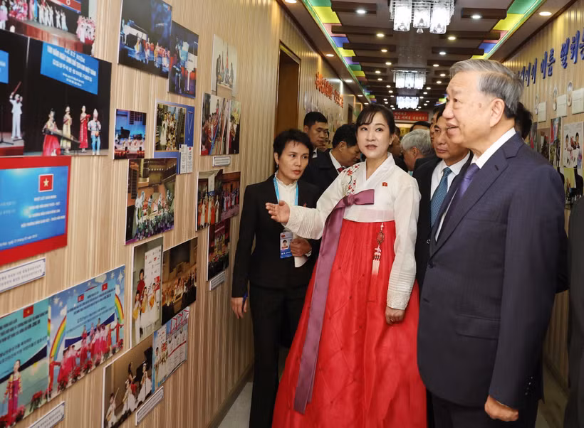 Le secrétaire général Tô Lâm rend visite à l'École maternelle Kyongsang. Photo: VNA