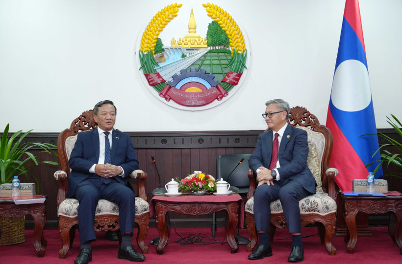 L'ambassadeur du Vietnam au Laos, Nguyên Minh Tâm (gauche) et Thongsavanh Phomvihane, membre du Comité central du Parti et ministre lao des Affaires étrangères. Photo: VNA