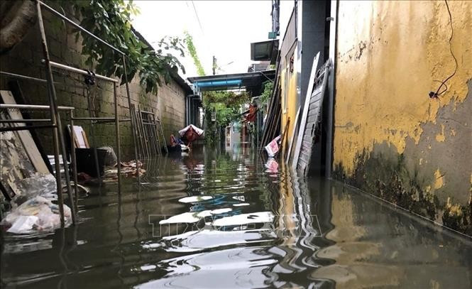 Des pluies torrentielles et des crues en hausse frappent le Centre du Vietnam, en particulier les villes de Hue et de Da Nang. Photo: VNA
