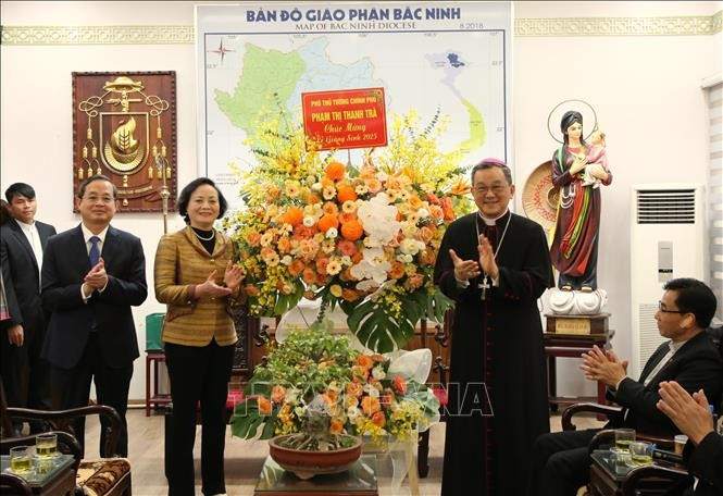 À l'occasion de Noël 2025, le 19 décembre, la vice-Première ministre Pham Thi Thanh Trà s'est rendue à l'Évêché de la province de Bac Ninh (Nord) afin d'adresser ses vœux à l'évêque Dô Quang Khang, aux prêtres, aux religieux et à l'ensemble des fidèles catholiques de la localité. Photo: VNA