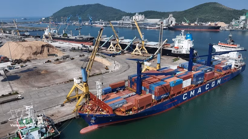 Chargement et déchargement de conteneurs importés au port international de Nghi Son, quartier de Nghi Son, province de Thanh Hoa. Photo : VNA