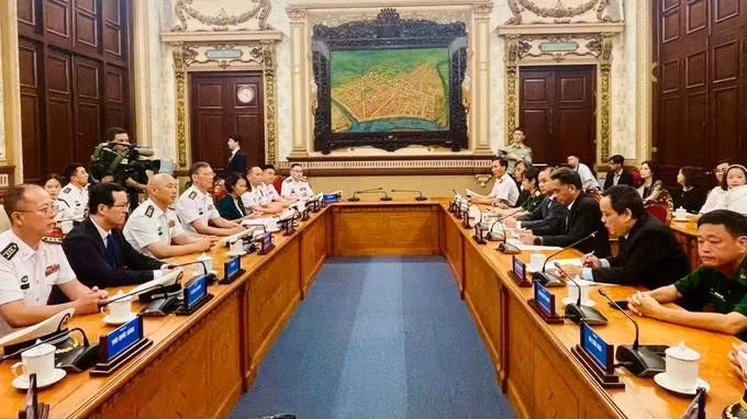 Les autorités de Hô Chi Minh-Ville reçoivent les commandants de la flottille n°83 de la Marine chinoise. Photo: VNA