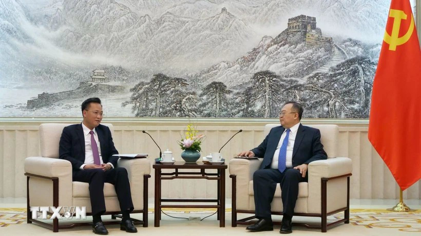 Nguyen Huu Nghia, secrétaire du Comité provincial du Parti de la province de Hung Yen (gauche) et Liu Jianchao, chef de la Commission de liaison internationale du Comité central du Parti communiste chinois (PCC). Photo: VNA
