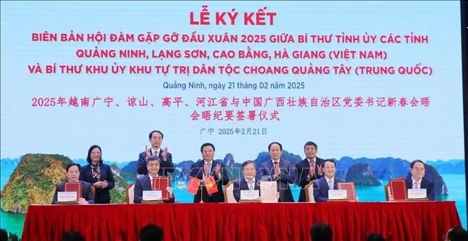 Lors de la rencontre à l'occasion du Nouvel An entre les secrétaires des comités du Parti des provinces vietnamiennes de Quang Ninh, Lang Son, Cao Bang et Ha Giang, ainsi que de la région autonome Zhuang du Guangxi en Chine. Photo: VNA