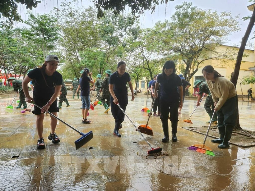 Remédier aux conséquences des inondations dans les écoles. Photo: VNA