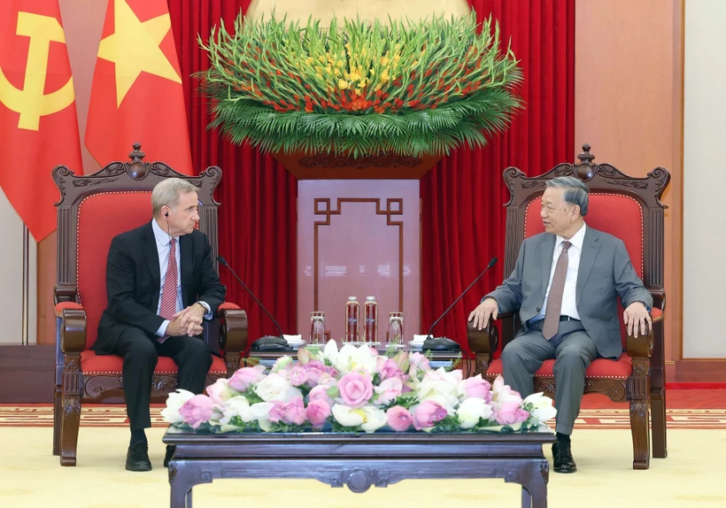 Le secrétaire général du Parti communiste du Vietnam (PCV), To Lam (droite), et Alex Rogers, président des affaires mondiales du groupe Qualcomm. Photo: VNA