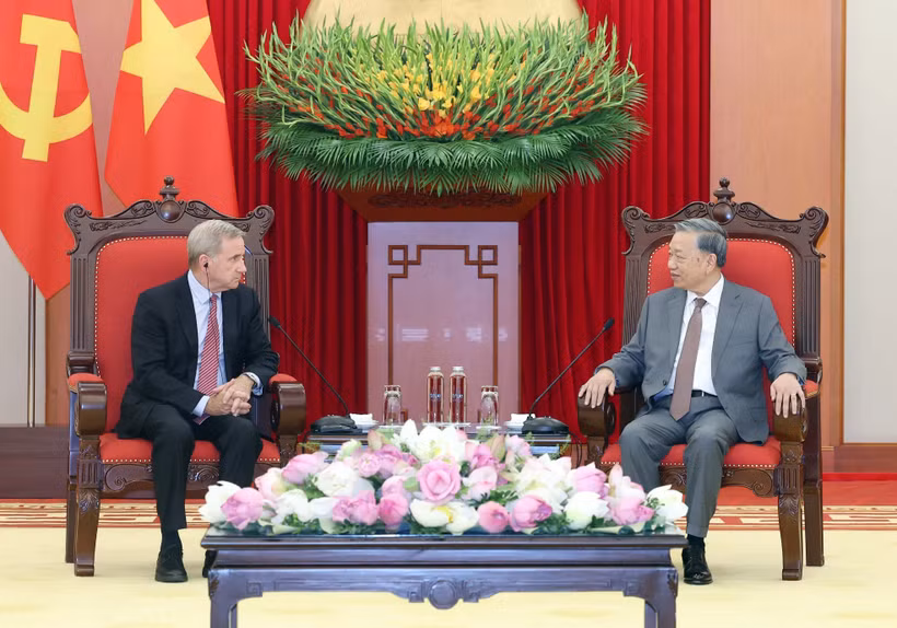 Le secrétaire général du Parti communiste du Vietnam (PCV), To Lam (droite), et Alex Rogers, président des affaires mondiales du groupe Qualcomm. Photo: VNA