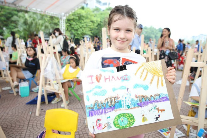 Pour célébrer le 80e anniversaire de la Révolution d’Août et de la Fête nationale du Vietnam, ainsi que les 26 ans de la reconnaissance de Hanoï comme « Ville pour la paix » par l’UNESCO, la capitale organise un concours international de dessin d’enfants. Photo: VNA