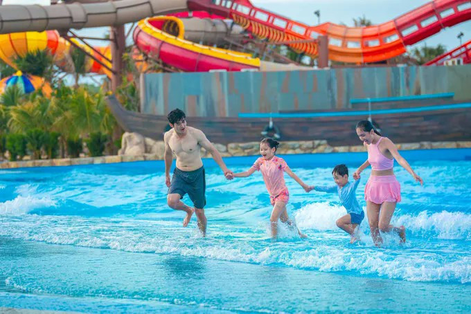 Des touristes s'amusent au parc aquatique Aqua Adventure, dans le quartier de Rach Dua, à Hô Chi Minh-Ville. Photo : SGGP