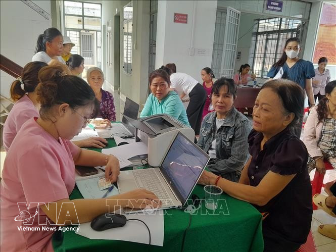 Personnes subissant un examen médical au centre de santé communal de Phu Rieng, province de Dong Nai. Photo: VNA