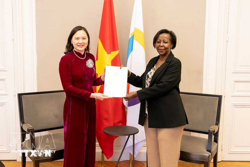L’ambassadrice Nguyen Thi Van Anh (gauche) et la secrétaire générale de la Francophonie, Louise Mushikiwabo. Photo: VNA