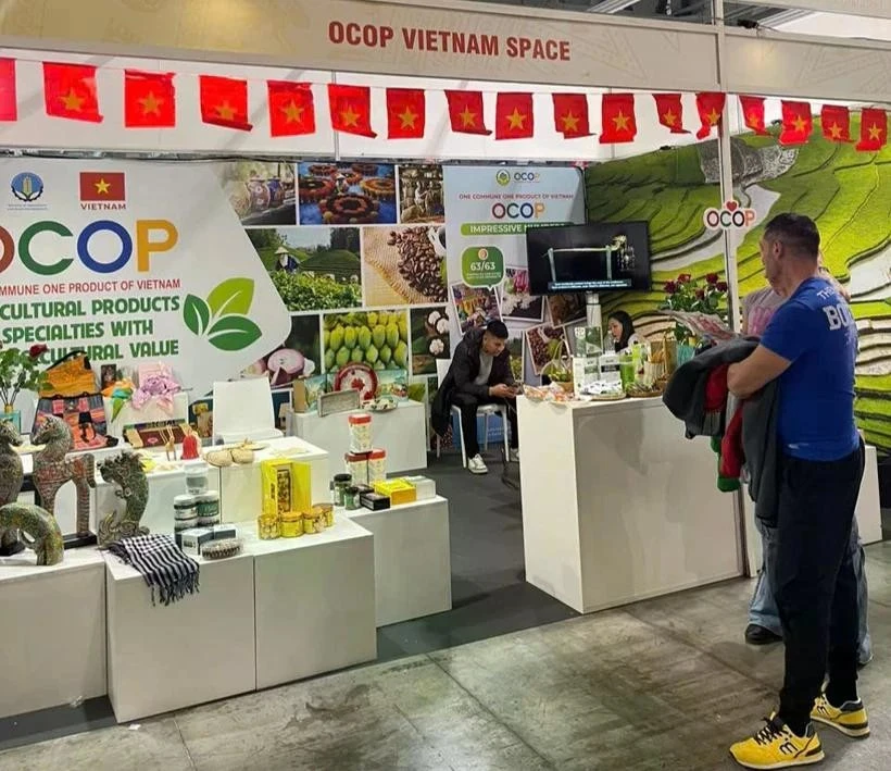 Les produits OCOP typiquement vietnamiens sont exposés sur le marché européen. Photo : VietnamPlus