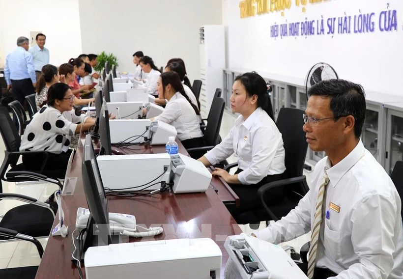 Le Premier ministre Pham Minh Chinh a signé un document exigeant que la réattribution des compétences en matière de traitement des démarches administratives au niveau de district soit finalisée d’ici le 10 juin. Photo: VNA