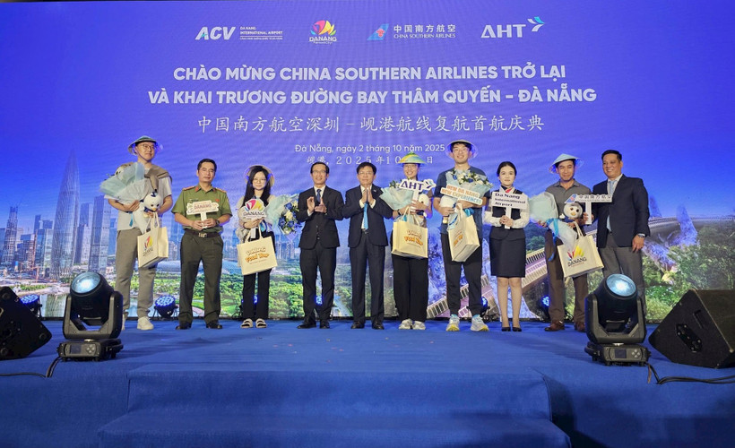 Des représentants des dirigeants offrent des cadeaux aux premiers passagers du vol Shenzhen-Da Nang. Photo : https://congly.vn/