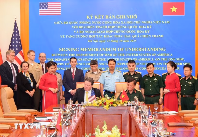 Le ministère vietnamien de la Défense et le Département de la Guerre et le Département d'État des États-Unis ont signé, le 31 octobre à Hanoï, un mémorandum d’accord visant à renforcer la coopération dans la résolution des conséquences de la guerre au Vietnam. Photo: VNA