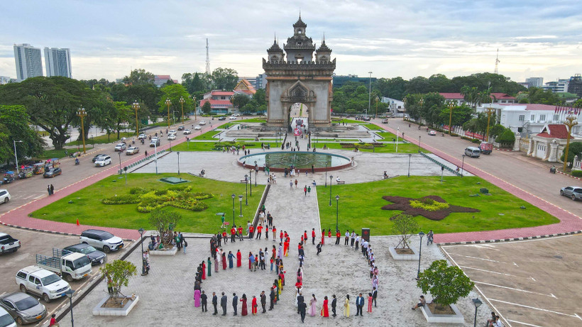 La formation humaine du chiffre « 80 » sur la place Patouxay à Vientiane. Photo: VNA