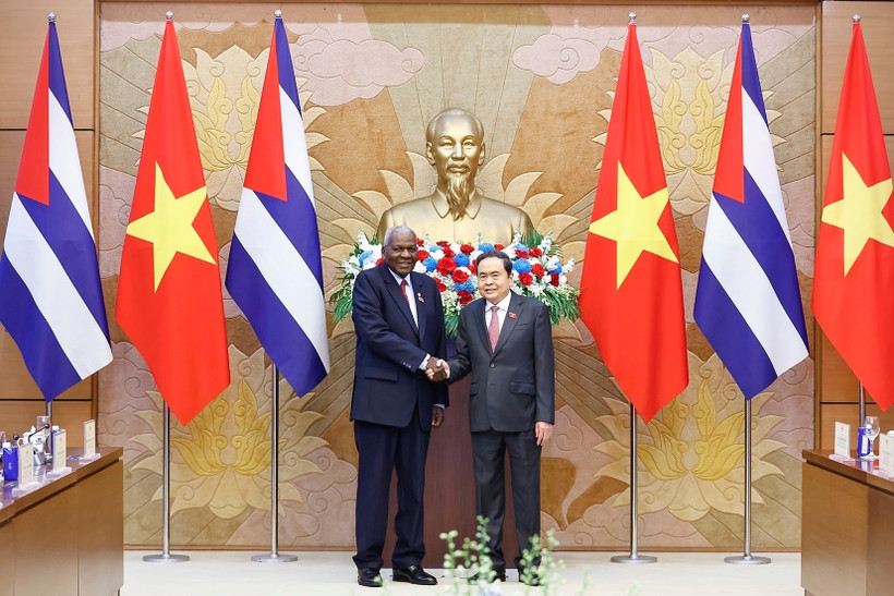 Le président de l’Assemblée nationale cubaine Esteban Lazo Hernández et le président de l’Assemblée nationale du Vietnam, Tran Thanh Man (droite). Photo: VNA