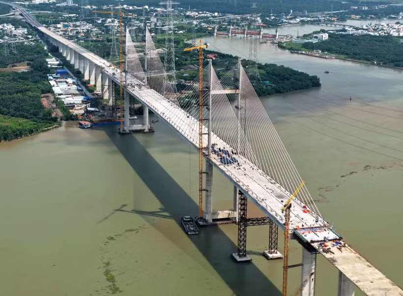 Construction du pont Binh Khanh, à Ho Chi Minh Ville. Photo : VNA