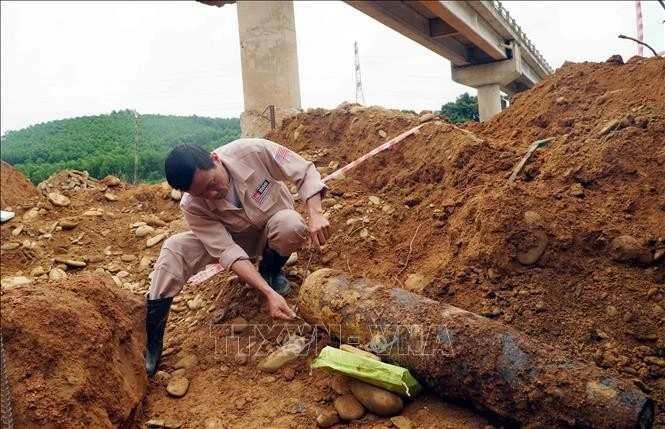 La bombe de 118 kg a été découverte juste sous un pilier de pont dans la province de Quang Binh, au Centre du Vietnam. Photo: VNA