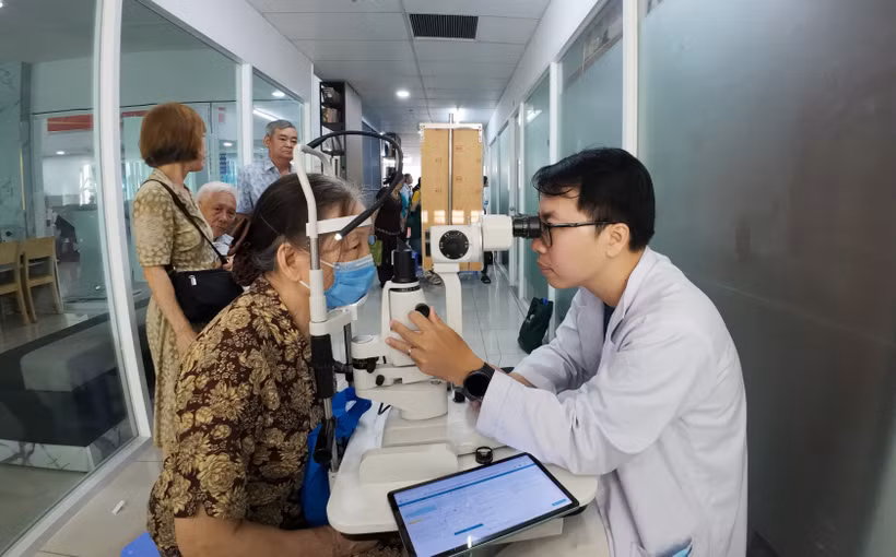 Au siège du Comité populaire du quartier de Xuan Hoa, des médecins des hôpitaux de Dermatologie et d’Ophtalmologie de Saïgon, en collaboration avec le centre de santé local, ont examiné 250 personnes âgées. Photo: VNA
