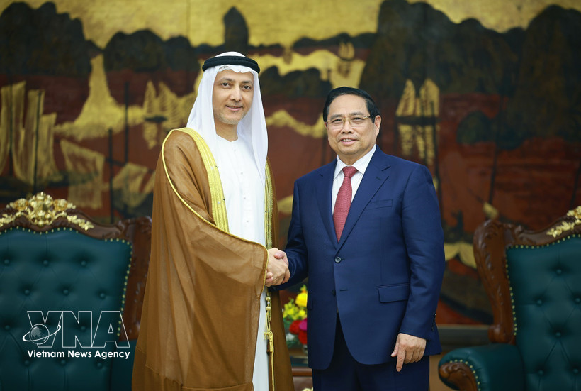 Le Premier ministre Pham Minh Chinh (droite) a reçu l’ambassadeur des Emirats arabes unis au Vietnam, Bader Abdullah Almatrooshi. Photo: VNA
