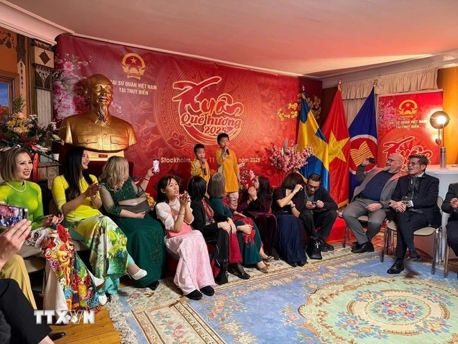 L'ambassade du Vietnam en Suède et en Lettonie a organisé le 11 janvier à Stockholm une rencontre sur le thème Printemps au pays natal 2025 à l'occasion du Nouvel An lunaire (Têt). Photo: VNA