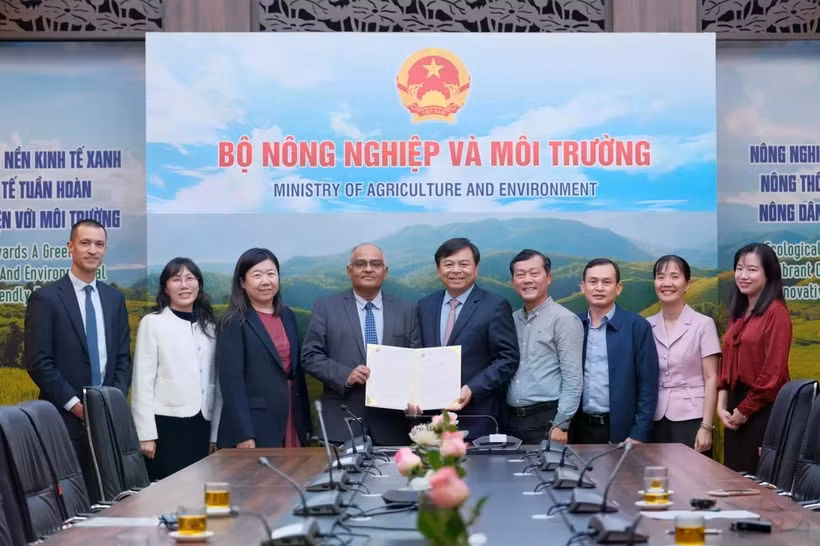 Le vice-ministre de l'Agriculture et de l'Environnement, Nguyên Hoàng Hiêp, rencontre le directeur de la BAD pour le Vietnam, Shantanu Chakraborty, et reçoit la confirmation officielle de la Banque concernant cette aide. Photo: VNA