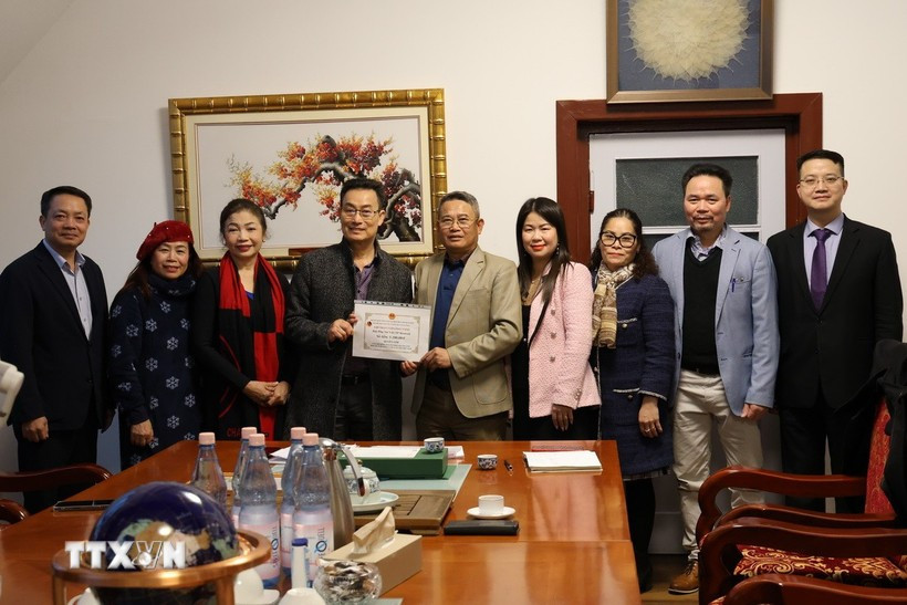 La Fédération des associations des Vietnamiens en Allemagne a mobilisé plus de 4,17 milliards de dongs (près de 159.000 dollars) pour soutenir les sinistrés des inondations au Vietnam. Photo: VNA