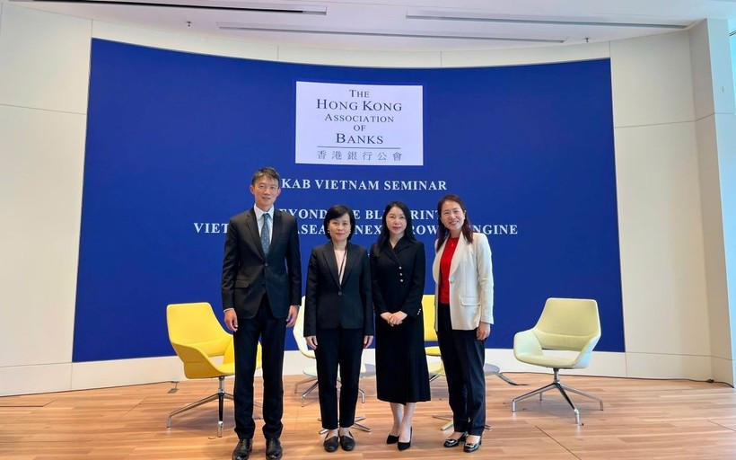 Le Duc Hanh, consule générale du Vietnam à Hong Kong (deuxième à partir de la gauche), et des délégués participant à l'événement. Photo : VNA