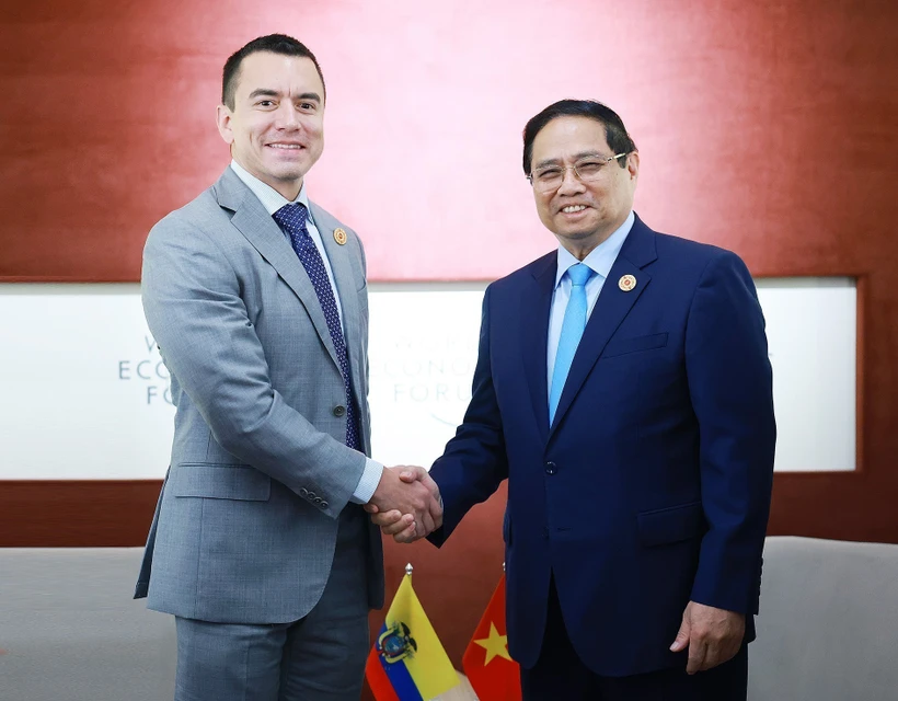Le Premier ministre Pham Minh Chinh (droite) et le président équatorien Daniel Noboa. Photo: VNA