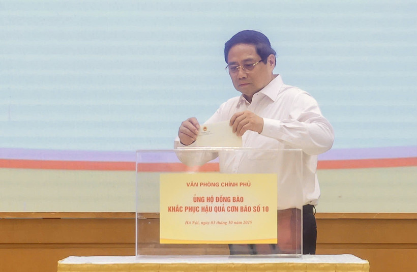 Le Premier ministre Pham Minh Chinh fait un don pour aider la population à surmonter les conséquences de la tempête n° 10. Photo : VNA
