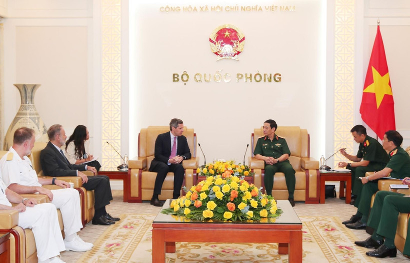 Le ministre vietnamien de la Défense, Phan Van Giang, reçoit le sous-secrétaire d’État italien à la Défense, Matteo Perego di Cremnago. Photo: VNA