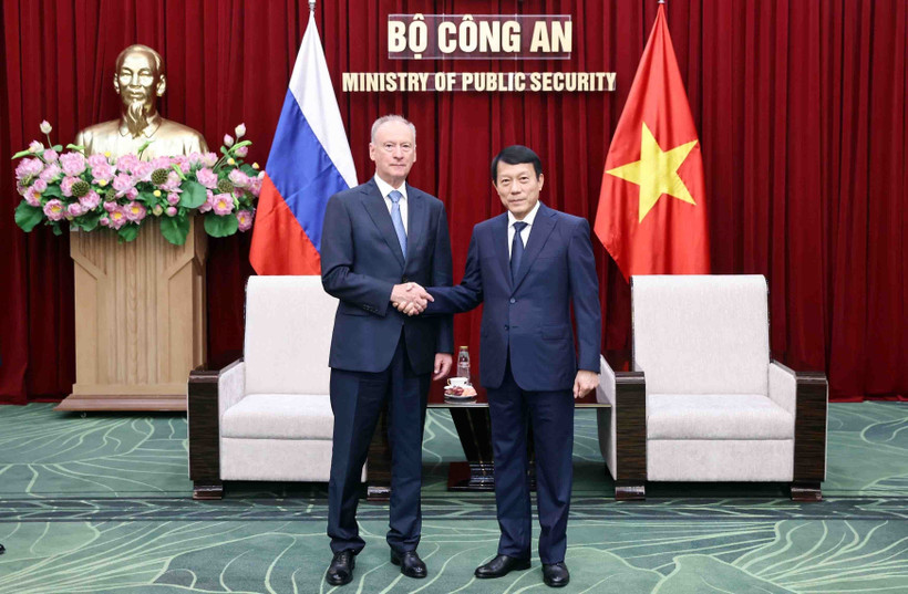 Le général Luong Tam Quang (droite) et Nikolaï Patrouchev, conseiller du président russe Vladimir Poutine et président du Conseil maritime de Russie. Photo: VNA