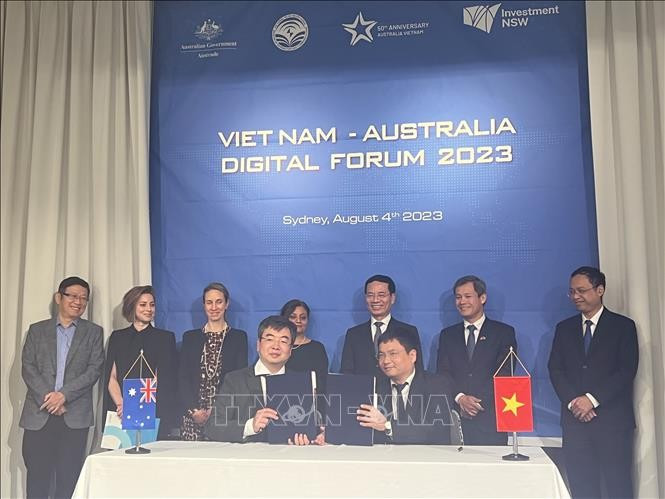 L'UTS signe un protocole d'accord avec l'Institut vietnamien des postes et télécommunications en août 2023. Photo d'archives: VNA