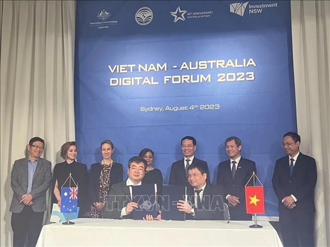 L'UTS signe un protocole d'accord avec l'Institut vietnamien des postes et télécommunications en août 2023. Photo d'archives: VNA