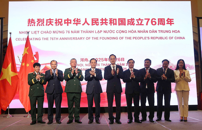 Banquet donné par l’ambassade de Chine au Vietnam, à l’occasion du 76e anniversaire de la Fête nationale de Chine ( 1er octobre 1949-1er octobre 2025). Photo: VNA