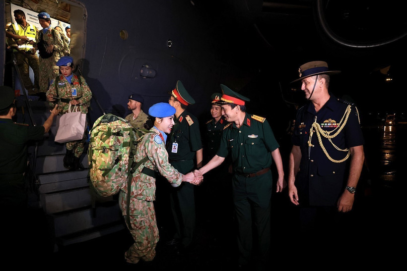 Les dirigeants du Département des opérations de maintien de la paix du Vietnam et de l'Académie de médecine militaire 103 félicitent le personnel de l’Hôpital de campagne de niveau 2 n°6 pour l'achèvement de sa mission internationale. Photo : VNA
