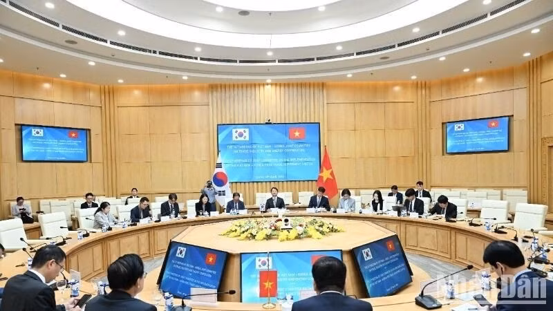 Lors de la 14e session du Comité mixte sur la coopération commerciale, industrielle et énergétique et la 8e session du Comité mixte sur la mise en œuvre de l'accord commercial Vietnam-R. de Corée tenue le 14 avril 2025 à Hanoï. Photo: VNA