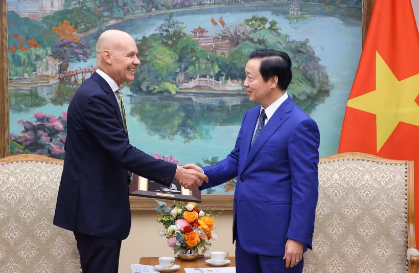 Le vice-Premier ministre vietnamien Tran Hong Ha (droite) et l’ambassadeur des Pays-Bas au Vietnam, Kees van Baar. Photo: VNA