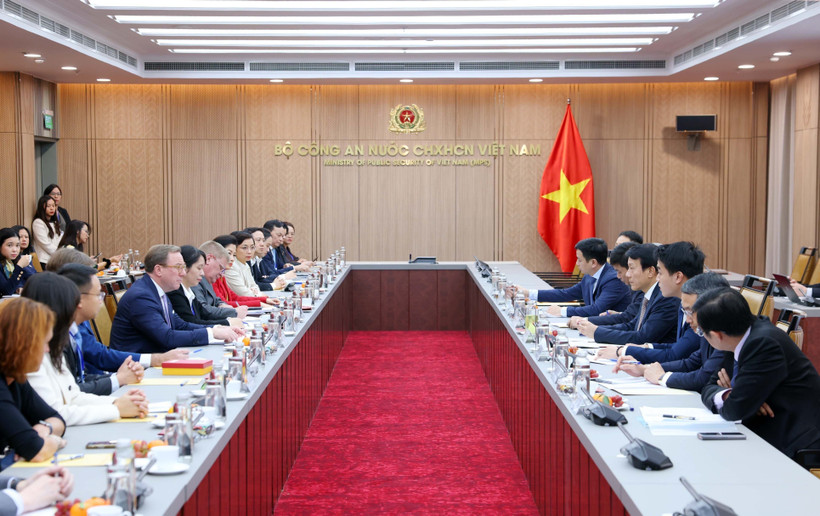 Réunion entre le général Luong Tam Quang, ministre de la Sécurité publique, Jens Rübbert, président du Conseil d’affaires Europe–ASEAN (EU–ABC), et le président de la Chambre de commerce européenne au Vietnam (EuroCham), Bruno Jaspaert. Photo: VNA