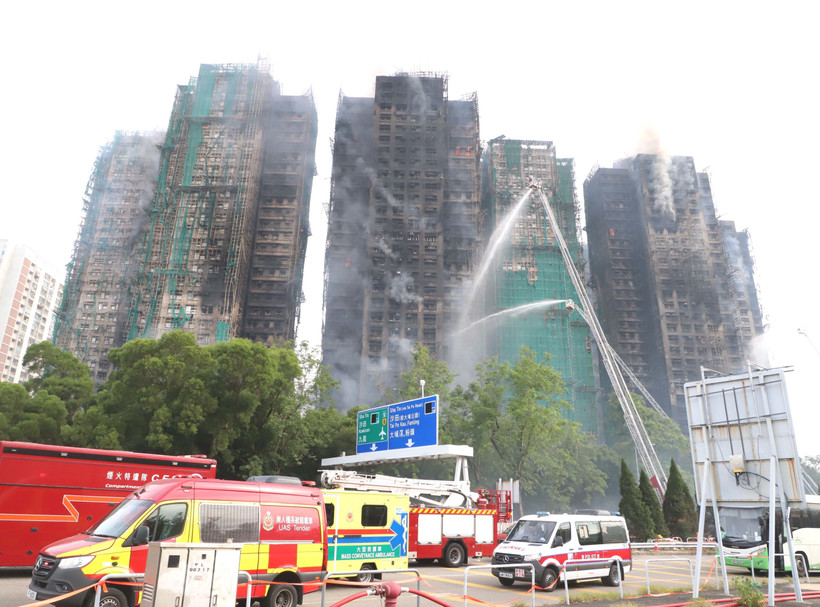 L’incendie survenu le 26 novembre dans un complexe d’immeubles à Hong Kong (Chine), a causé d’importantes pertes humaines et matérielles. Photo: VNA